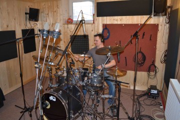 25.01.2014 Skupina Metropolice se po pár měsících vrátila do studia, aby dotočila druhou půlku svého CD. Na fotce bubeník Tomáš a jeho zcela nové DW drums…