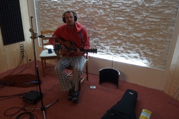 29.06.2014 Vítr do dlaně – kytarista Ondřej. Můžete jej znát také z kapel: Japka, Noor, Budoár Staré dámy, atd….