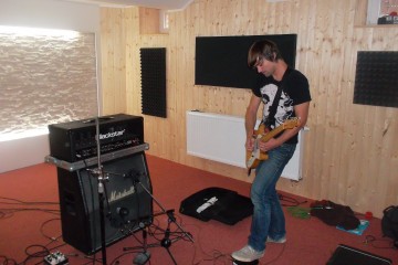 02.09.2014 Jirka Kučerovský nahrává kytary pro svoji kapelu ANIMÉ