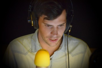 Brian Vrbiček nahrává výukový program pro střední školy v angličtině…