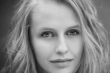 Dnes nahrává mladá brněnská herečka „Milada Vyhnálková“ komentáře do divadelního představení „P. Black 3“ pro „Divadelní společnost Zlín“…
