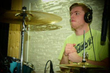 Skupina VPOHODLÍ začala nahrávat své „demo“ CD… Bubeník Ondra