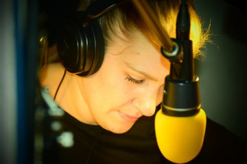 Slovenská herečka Alexandra Palatínusová nahrává komentář do dokumentárního filmu „BÍLÉ KARPATY“