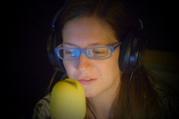 Molly Vrbiček nahrává výukový program pro střední školy v angličtině…