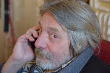 Brněnský herec a dabér Ilja Kreslík natáčí komentář do dokumentárního filmu „O půdě….“