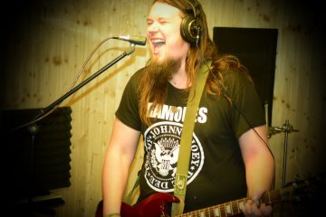 Slovutný „Barbar Mamut“ po čase opět u nás ve studiu. Tetokrát s kapelou „Ejakulující Kokos“