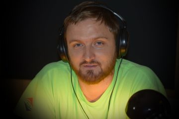 Pravoslavný kněz Alexandru Ceban nahrává komentář k videu v rumunském jazyce