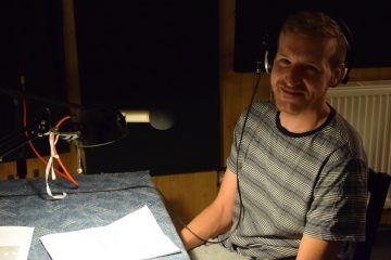 Hariete Wrage a Clayton Spicer nahrávají výukový program v anglickém jazyce…