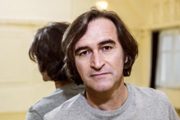 Brněnský herec Honza Kolařík nahrává komentář do filmu „Tajemné stromy na Pohansku“