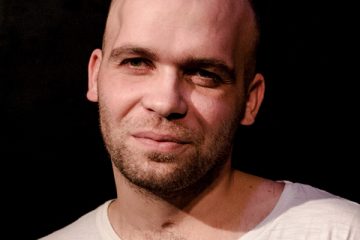Martin Tlapák herec brněnského divadelního studia „V“ nahrává komentáře do divadelního představení