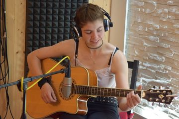 Dívčí kapela „HeSki“ – Kytaristka Helča