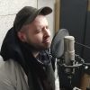 Skladatel, kytarista a zpěvák „Život“ nahrává svoji další písničku…..