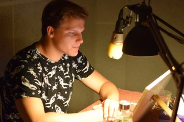 Herec Tomáš Žilinský dokončuje audio knihu: „Ještě to promysli“….