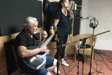 Brněnská kapela „Okula Band“ – Kytarista Pavel a zpěvačka Pavlínka….. Vždycky když do studia přijde kapela a hned od začátku tvrdí, že jsou amatéři a ať s nimi máme trpělivost, tak už do předu vím, že jsou to výborní hudebníci, jen prostě skromní. To byl případ i s těmito lidičkami…. Výborná muzika a hlavně výborní lidi. To se potom pracuje úplně samo :-)