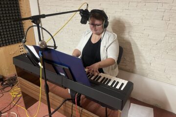 Kapela SMÍŘENÍ začíná nahrávat svoje CD….. Piano, kytara zpěv – Dominika