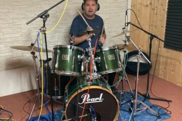 Kapela „Údolní Reset“ začala nahrávat své další písničky. Bubeník Luboš…..