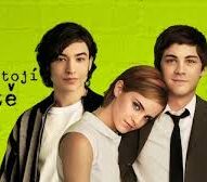 Dabujeme film: Perks of Being a Wallflower – TEN KDO STOJÍ V KOUTĚ. V hlavních rolích:  Logan Lerman, Emma Watson, Ezra Miller, Mae Whitman, Erin Wilhelmi, Dylan McDermott, Kate Walsh, Nina Dobrev, Paul Rudd, Johnny Simmons, Reece Thompson