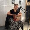 Petra Adámková nahrává své další písničky…. Podkresluje na Shruti Box