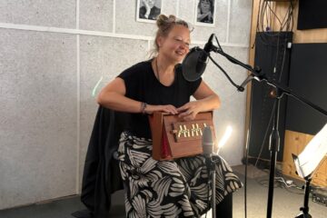 Petra Adámková nahrává své další písničky…. Podkresluje na Shruti Box